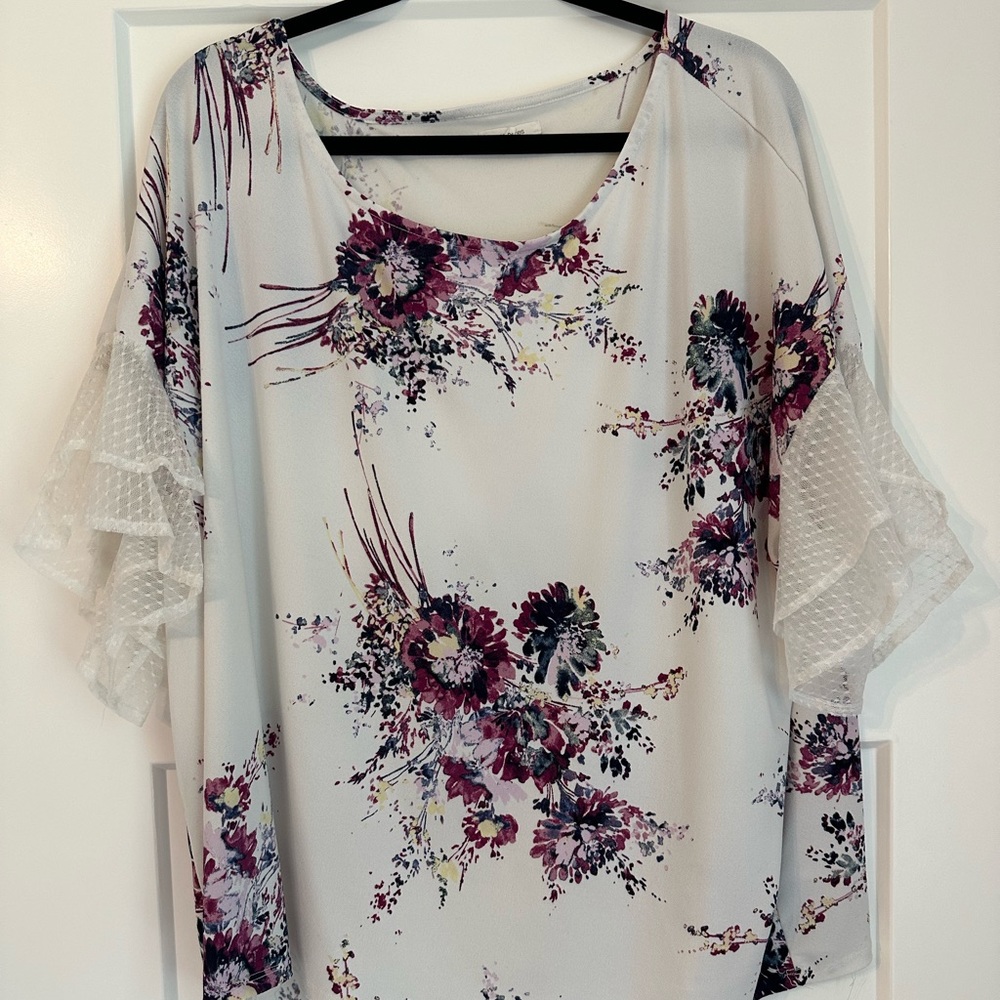 Maurices 2X White Floral Stretchy Top